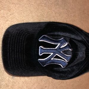 Gucci NY velvet hat